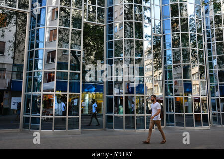 ZAGREB, KROATIEN - 14. Juli 2017. Blauen Glasfenstern eines modernen Gebäudes in Zagreb, Kroatien. Hotel Dubrovnik. Stockfoto