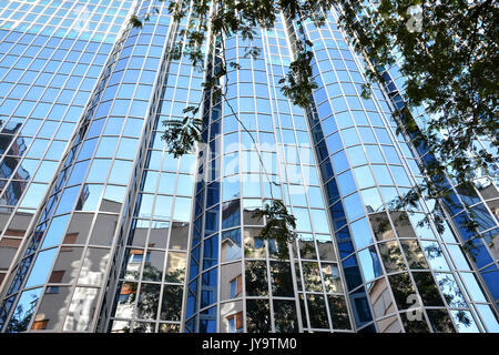 ZAGREB, KROATIEN - 14. Juli 2017. Blauen Glasfenstern eines modernen Gebäudes in Zagreb, Kroatien. Hotel Dubrovnik. Stockfoto