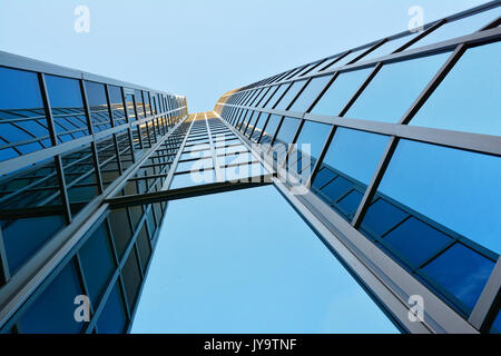 ZAGREB, KROATIEN - 14. Juli 2017. Blauen Glasfenstern eines modernen Gebäudes in Zagreb, Kroatien. Hotel Dubrovnik. Stockfoto