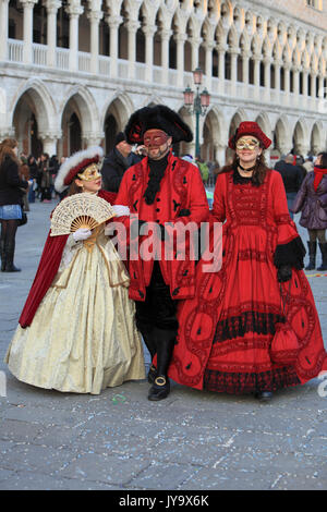 Venedig, Italien - Februar 25th, 2011: Glückliche Familie tragen traditionelle mittelalterliche Kostüme in Piazza San Marco in Venedig, während des Karnevals Tage. Das Auto Stockfoto