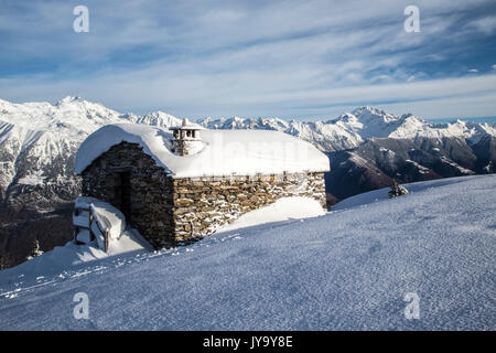 Verschneite Hütte nach starkem Schneefall in den Hintergrund Masino Tal Olano Valtellina Rhätischen Alpen Lombardei Italien Europa Stockfoto