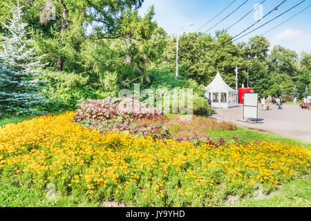 Moskau, Russische Föderation - August 2, 2017: Sokolniki Park mit schönen Garten und Vegetation Stockfoto