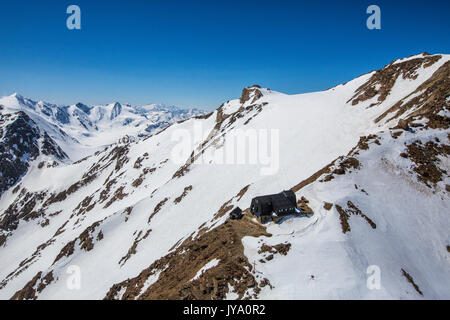 Luftaufnahme von Forni Gletscher und Zuflucht und den Monte Vioz Valtellina Lombardei Italien Europa Stockfoto