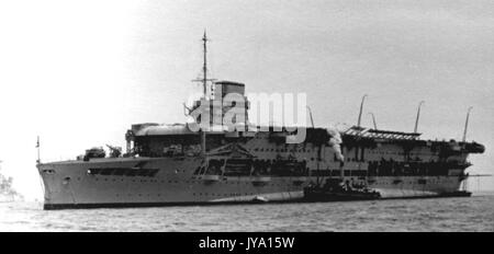 AJAX VINTAGE BILDARCHIV. Mai, 1937. SPITHEAD, England. - HMS mutig, ursprünglich GESTARTET ALS KAMPF-CRUISER 1916, UMGERECHNET ZU EINEM FLUGZEUGTRÄGER im Jahre 1924, wurden in 1938, BEI DER KRÖNUNG FLOTTE BEI SPITHEAD AM 20. MAI 1937 für König George VI. Foto: AJAX VINTAGE BILDARCHIV REF: 5 37 Stockfoto