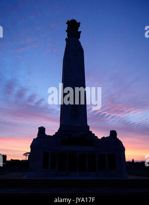 AJAXNETPHOTO. AUGUST, 2017. Fareham, England. - SOUTHSEA KRIEGERDENKMAL AUF CLARENCE ESPLANADE SILHOUETTE GEGEN EINEN Dämmerung Himmel. Foto: Jonathan Eastland/AJAX REF: GX 171608 291 Stockfoto