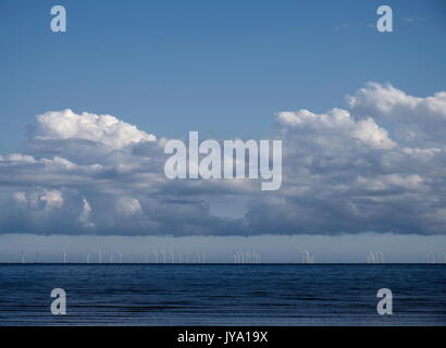 AJAXNETPHOTO. AUGUST, 2017. WORTHING, England. - Windpark - TURBINEN DOT DER KANAL HORIZONT 17 MEILEN VOR DER KÜSTE IM RAPUNZELN FELD. Foto: Jonathan Eastland/AJAX REF: GX 171608 264 Stockfoto