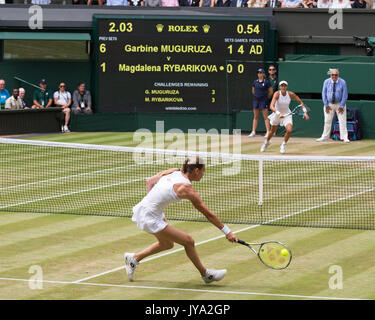 Magdalena Rybarikova spielen gegen Garbine Muguruza in Wimbledon Stockfoto