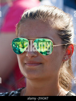 Weibliche tennis Zuschauer mit verspiegelten Sonnenbrillen in Wimbledon Championships 2017, London, England, Vereinigtes Königreich. Stockfoto
