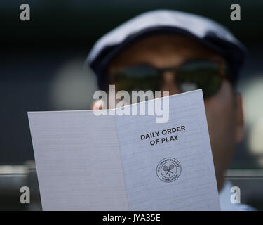 Zuschauer lesen täglich um des Spiels während Wimbledon Championships 2017, London, England, Vereinigtes Königreich. Stockfoto