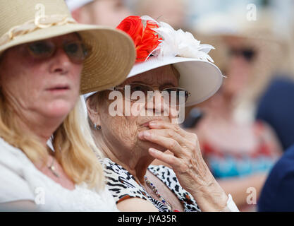 Ältere weibliche Zuschauer, Tennis in Wimbledon Championships 2017, London, England, Vereinigtes Königreich. Stockfoto