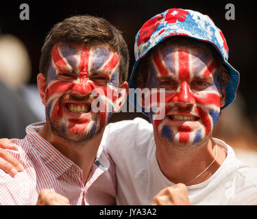 Britische Tennis Fans mit Union Jack Flagge Gesicht Farbe während der Wimbledon Championships 2017, London, England, Vereinigtes Königreich. Stockfoto