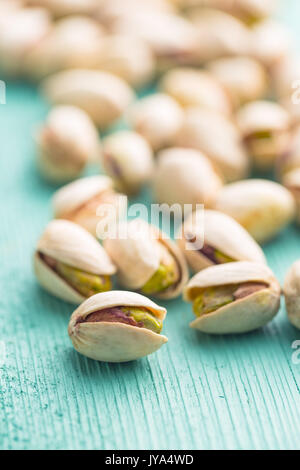 Getrocknete Pistazien. Am grünen Tisch. Pistazien Kernel. Stockfoto