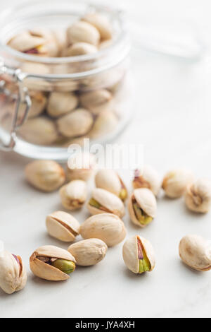 Getrocknete Pistazien in Jar am Küchentisch. Pistazien Kernel. Stockfoto