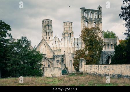 Abtei von Jumièges im Herbst, die Ruinen der Kirche und Vierungsturm, Frankreich Stockfoto