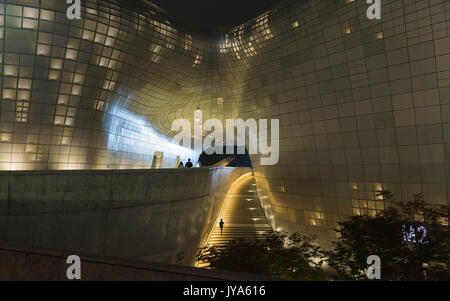 Dondaemun Design Plaza (DPP) ist ein design-orientierte komplexe für von Zaha Hadid, die im Jahr 2014 eröffnete, Seoul, Südkorea. Stockfoto