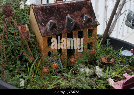 Gelb Keramik Märchen Haus in einem grünen Garten Stockfoto