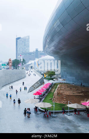 Dondaemun Design Plaza (DPP) ist ein design-orientierte multi purpose Hall eröffnete im Jahr 2014 in Seoul, Südkorea. Stockfoto