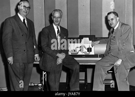 "Die atomare U-Boot'-Segment aus dem Fernsehen zeigen die Johns Hopkins Science Review, mit amerikanischen TV-Host Lynn Poole (Mitte); Dr. Donald Loughridge (links), die Armys Wissenschaftlicher Berater; und Charter Heslep (rechts) der Atomic Energy Commission, Dezember, 1952. Stockfoto