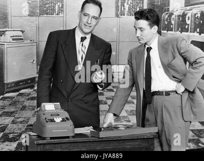 Darsteller am Set des Johns Hopkins Wissenschaft TV-Programm überprüfen Überprüfen ein Rechner, mit einer großen Bank von Computern im Hintergrund, 1951. Stockfoto