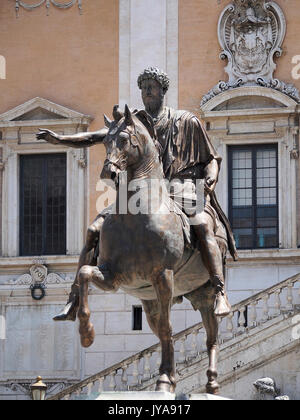 ROM, ITALIEN - 01. AUGUST 2015: Nachbildung der Statue von Marcus Aurel auf der Piazza del Campidogli Stockfoto