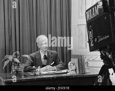 Der amerikanische Fernsehmoderator Lynn Poole am Set für die Johns Hopkins Science Review, 1950. Stockfoto