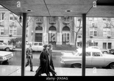 Milton Stover Eisenhower (Mitte links), Präsident der Johns Hopkins University, Wandern und Unterhalten mit einem Kameraden, 1965. Stockfoto