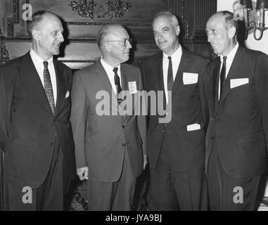 Männer zum Abendessen an der Johns Hopkins Club einschließlich (von links nach rechts) Dr. Arthur V Greeley, Medizinische Alumni Vorsitzender des New York Metropolitan Area; Dr Milton Stover Eisenhower, Präsident der Johns Hopkins University; Eli Frank Jr, Vorsitzender der Ford Foundation Matching Challenge Programm; Leonard Dalsemer, Homewood Alumni Vorsitzender des New York Metropolitan Area und Alumni Treuhänder, 14. September 1965. Stockfoto