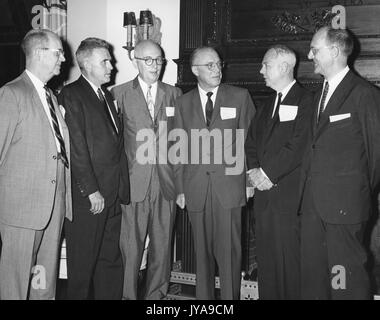Männer beim Abendessen im Johns Hopkins Club, darunter (von links nach rechts) Dr. James Bordley III, Medical Alumni Chairman von Upstate New York; Dr. Wyland F Leadbetter, Medical Alumni Chairman von Massachusetts; Dr. Edward S Stafford, Chairman for Medical Alumni of the Ford Foundation Matching Challenge Program; Dr. Milton Stover Eisenhower, Präsident der Johns Hopkins University; Dr. Thomas B Turner, Dekan der Medizinischen Fakultät der Johns Hopkins University; und Dr. Arthur V Greeley, Medical Alumni Chairman der New York Metropolitan Area, 14. September 1965. Stockfoto