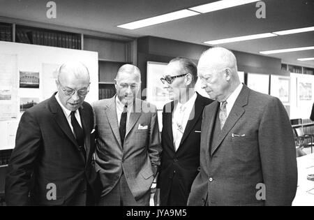 Milton Stover Eisenhower (links), Präsident der Johns Hopkins Universität und Dwight D. Eisenhower (rechts), Präsident der Vereinigten Staaten zu stehen und sich zu unterhalten mit zwei Herren, 1965. Stockfoto