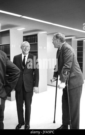 Milton Stover Eisenhower (links), Präsident der Johns Hopkins University, US-amerikanischer Politiker Christian Herter, 1965. Stockfoto