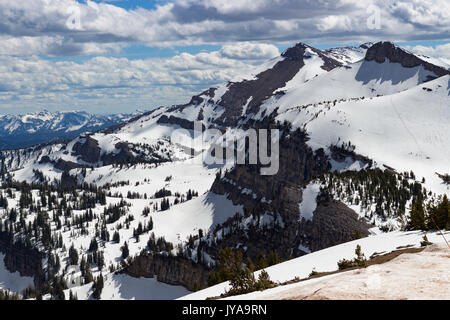 Die schneebedeckten Gipfel der Berge in der Schweiz Stockfoto