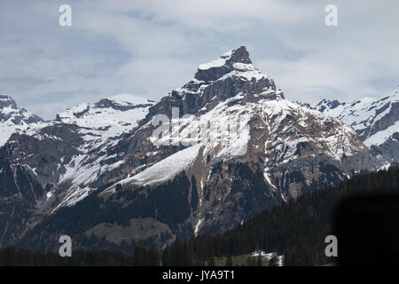 Die schneebedeckten Gipfel der Berge in der Schweiz Stockfoto