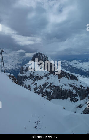 Die schneebedeckten Gipfel der Berge in der Schweiz Stockfoto