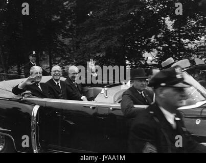 Milton Stover Eisenhower (Mitte), Präsident der Johns Hopkins University, auf dem Rücksitz eines Autos mit Premierminister des Vereinigten Königreichs Harold Macmillan (links) und Dwight Eisenhower (rechts), Präsident der Vereinigten Staaten von Amerika, 10. Juni 1958. Stockfoto