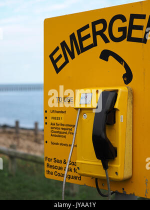 SOUTHEND-ON-SEA, ESSEX, Großbritannien - 10. AUGUST 2017: Notfall Küstenwache Telefon am East Beach in Shoebury Stockfoto