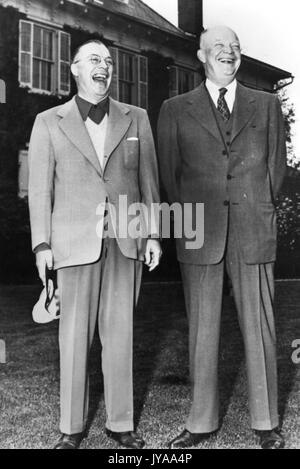 Milton Stover Eisenhower (links), Präsident der Johns Hopkins Universität, stehen und Lachen mit seinem Bruder Dwight D. Eisenhower (rechts), Präsident der Vereinigten Staaten, 1965. Stockfoto