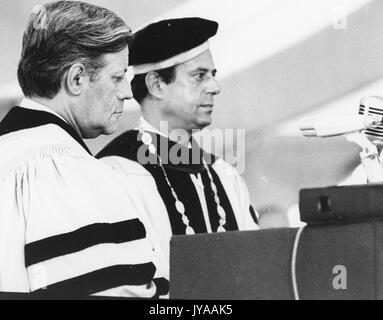 Helmut Schmidt, Bundeskanzler der Bundesrepublik Deutschland, der eine Einladung zur zweihundertjährigen Einberufung angenommen hat, und Steven Muller, Präsident der Johns Hopkins University, standen beide auf dem Podium der zweihundertjährigen Einberufung, die am 16. Juli 1976 auf dem Homewood Campus der Johns Hopkins University stattfand. Stockfoto