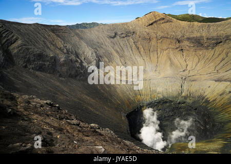 Krater innerhalb des aktiven Vulkans Mount Bromo mit Rauch aus auf dem Tengger Semeru National Park in Ost-Java, Indonesien. Stockfoto