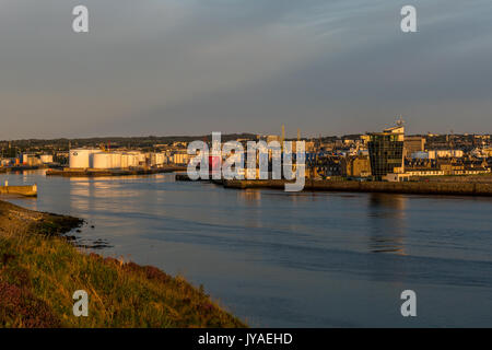 Hafen Aberdeen, Schottland, Vereinigtes Königreich, 16. August 2017. Aberdeen Hafen und Stadt in der Dämmerung mit Öl Schiffe im Dock. Stockfoto