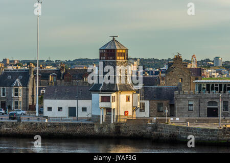 Hafen Aberdeen, Schottland, Vereinigtes Königreich, 16. August 2017. Aberdeen Hafen und Stadt in der Dämmerung mit den alten Zoll Gebäude das Roundhouse genannt. Stockfoto