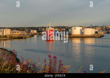 Hafen Aberdeen, Schottland, Vereinigtes Königreich, 16. August 2017. Aberdeen Hafen und Stadt in der Dämmerung mit Öltanks und Schlepper. Stockfoto