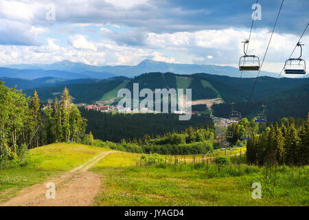 Sommer Blick auf die Karpaten Landschaft in Bukovel, Ukraine. Grüne Wälder, Hügel, grüne Wiesen und blauer Himmel Stockfoto