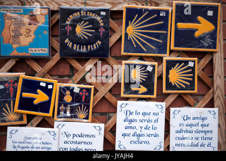 Camino de Santiago Via de la Plata souvenir Keramikfliesen auf Verkauf, Spanien. Stockfoto