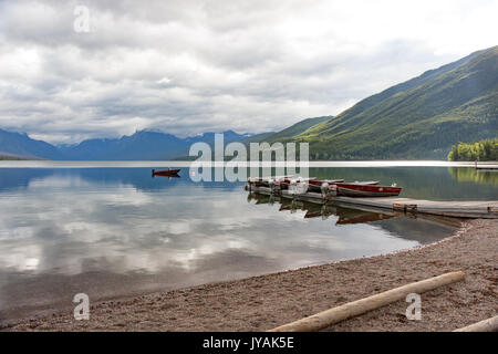 Kategorie: Boote auf der Pier mit Berg-Bereich Hintergrund und Spiegel - wie Lake McDonald mit Cloud Reflexionen Stockfoto