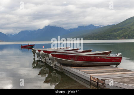 Kategorie: Boote auf der Pier mit Berg-Bereich Hintergrund und Spiegel - wie Lake McDonald mit Cloud Reflexionen Stockfoto