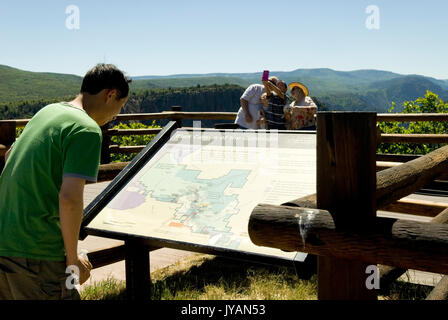 Männliche Lesen von Informationen im Black Canyon National Park Tomichi Point, Montrose, Colorado USA. Stockfoto