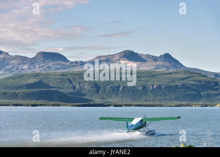 Eine Bayerische Flugzeugwerke Bf Beaver Wasserflugzeug dauert von der Lagune am McNeil River State Game Sanctuary auf der Kenai Halbinsel, Alaska. Der abgelegene Standort ist nur mit einer Sondergenehmigung erreichbar und ist der weltweit größte saisonale Population von Braunbären. Stockfoto