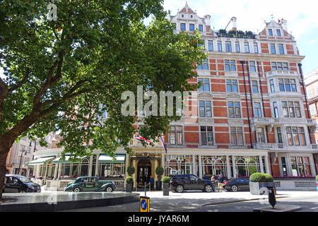 Vorderansicht des Connaught Hotel in Mayfair in London, Großbritannien Stockfoto