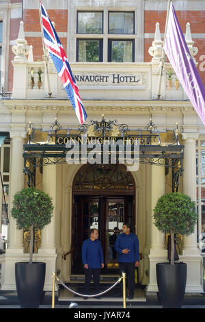 Vorderansicht der Eingang zum Connaught Hotel in Mayfair in London, Großbritannien Stockfoto