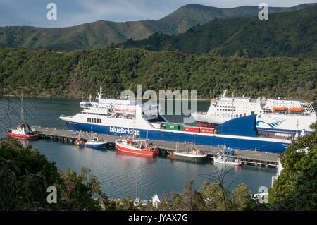 Bluebridge Cook Strait die Inselfähren RO-RO dockten in Picton, Marlborough. Service verbindet Nord- und Südinseln, Neuseeland. Stockfoto